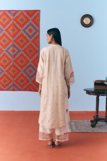 White Silk Chanderi Kurta Set with Pink Appliqué & Gota Embroidery